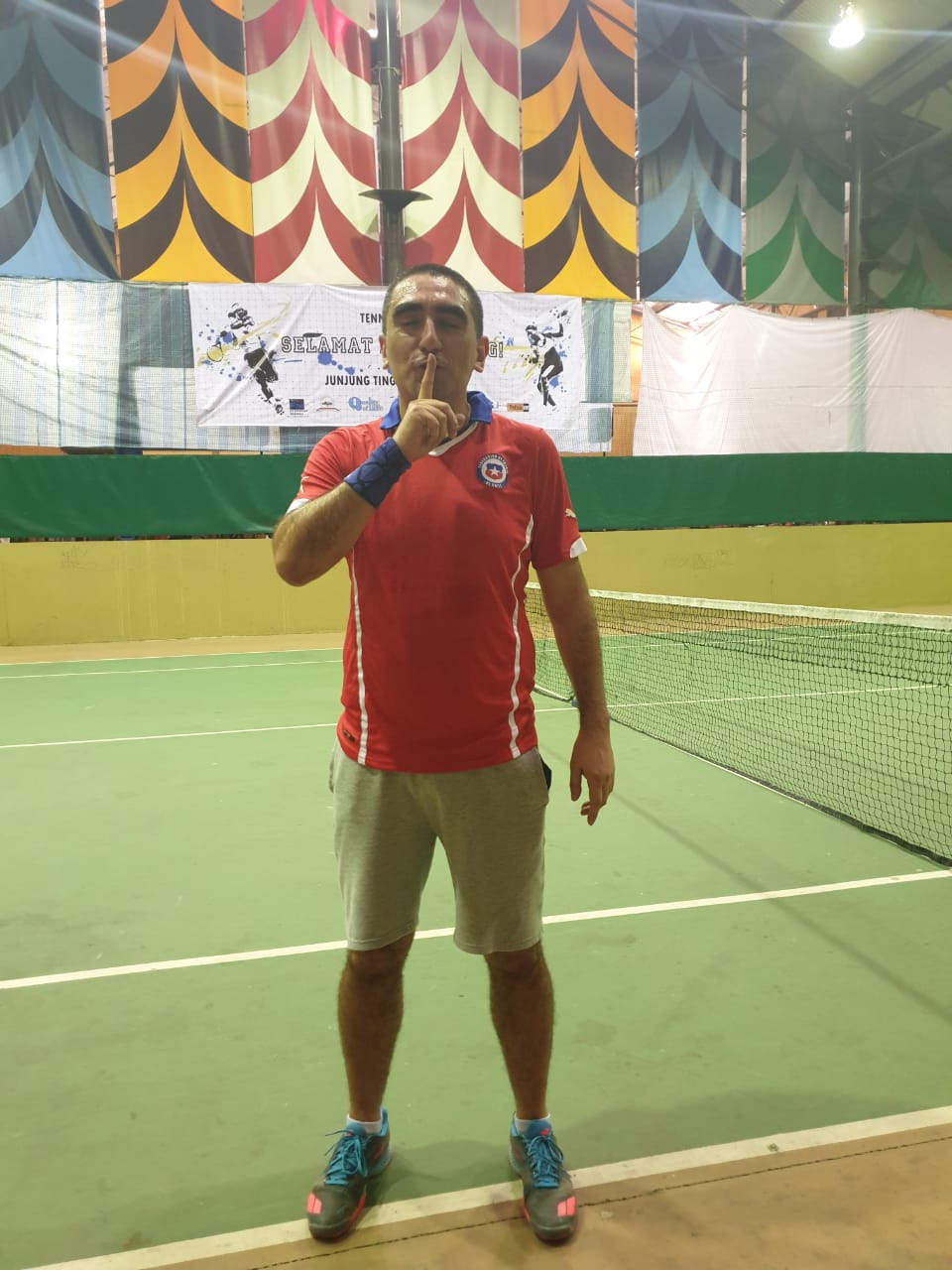 Marco Vera, el tenista chileno que hace patria en Isla Papúa
