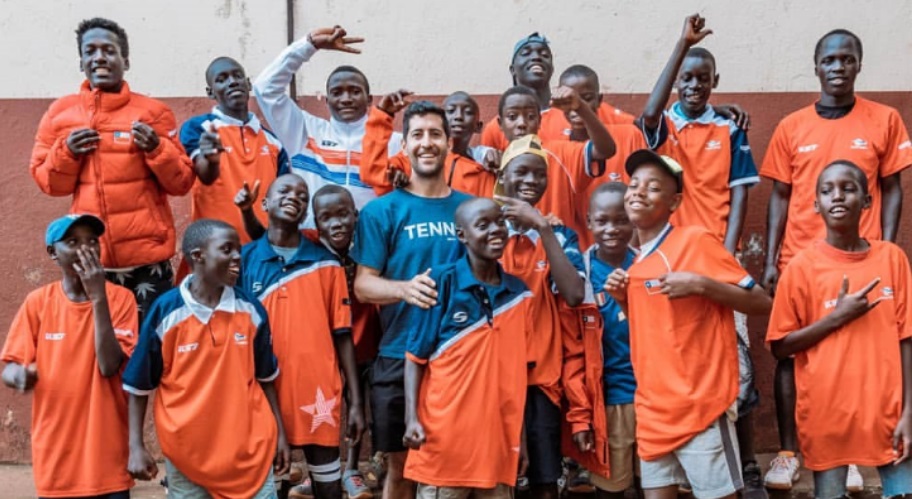 Tras su retiro del tenis: Hans Podlipnik forma parte de noble iniciativa con niños de Uganda