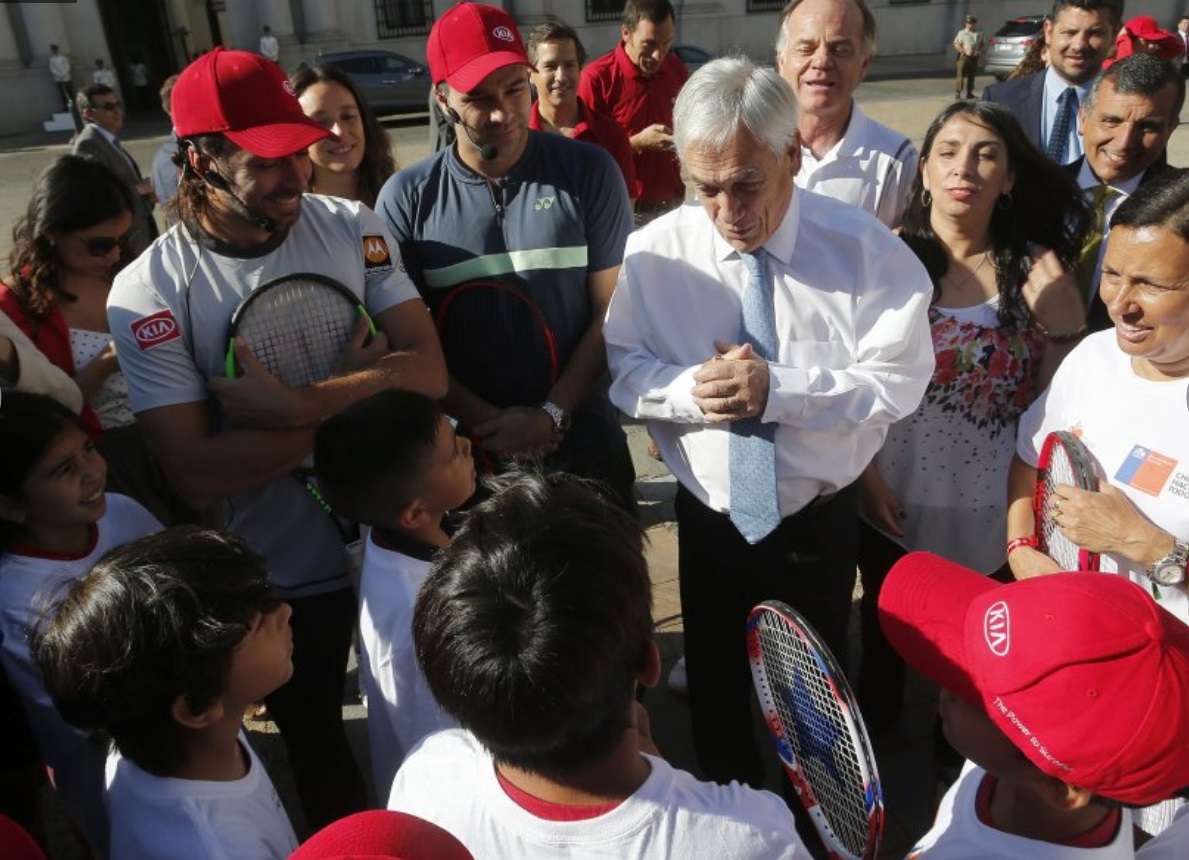 Massú y González realizan clase de tenis frente a La Moneda a niños de escuelas municipales
